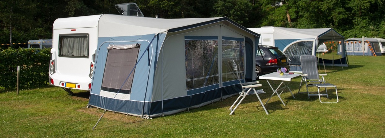 caravans die op een camping staan