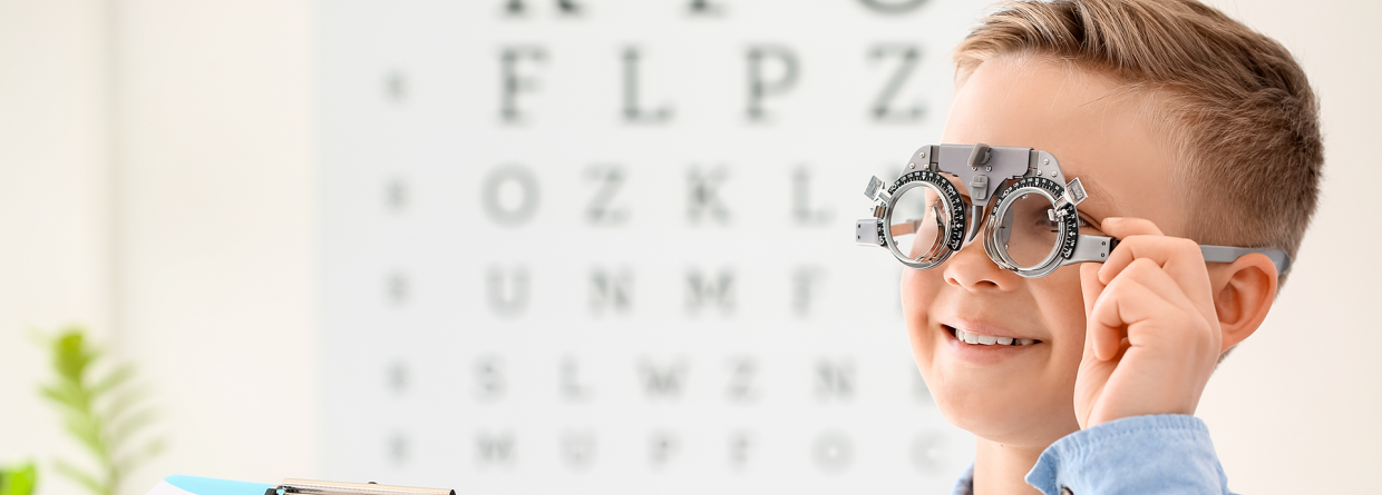 Een jongetje ondergaat een oogtest bij een opticien