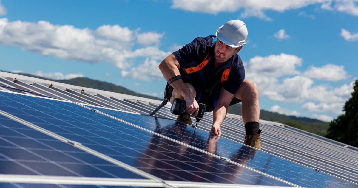 Montuer is. zonnepanelen aan het monteren op een dak