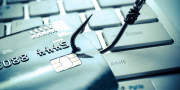 Vishaak door een creditcard liggend op een toetsenbord