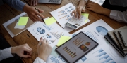 Afbeelding van de diverse collega's van het bedrijf die samenwerken in de bestuurskamer, brainstormen, discussiëren en de bedrijfsstrategie analyseren.