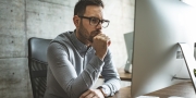 Een ondernemer maakt zich zorgen achter zijn computerscherm