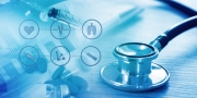 Zorgverzekering, stethoscoop, medijnen, hart, injectie op een blauwe achtergrond