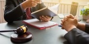 Advocaat verleent juridisch advies aan cliënten. Juridische planning