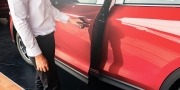 Man opent rode autodeur met Smart Keyless