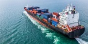 Luchtfoto internationaal transport per vrachtcontainerschip in import en export zakelijke logistiek