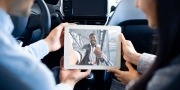 Mensen uit het bedrijfsleven maken video-oproep met online vergadering in de auto
