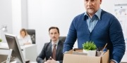Ontslag; man verlaat het kantoor met een doos vol met eigendommen