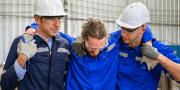 Arbeidsongeval; werknemer raakt gewond tijdens zijn werk in een fabriek