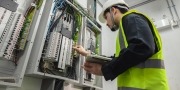Inspecteur controleert elektriciteit met een tablet 