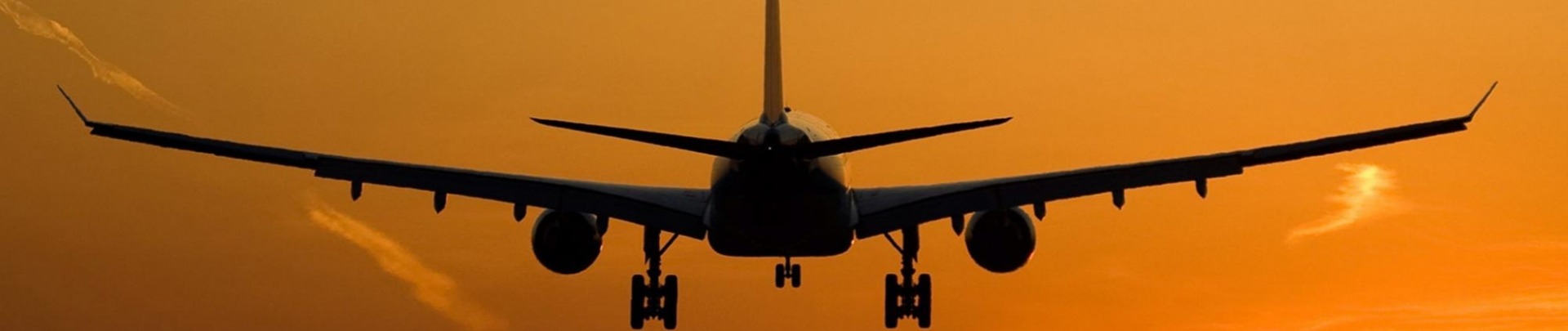 Vliegtuig land bij zonsondergang